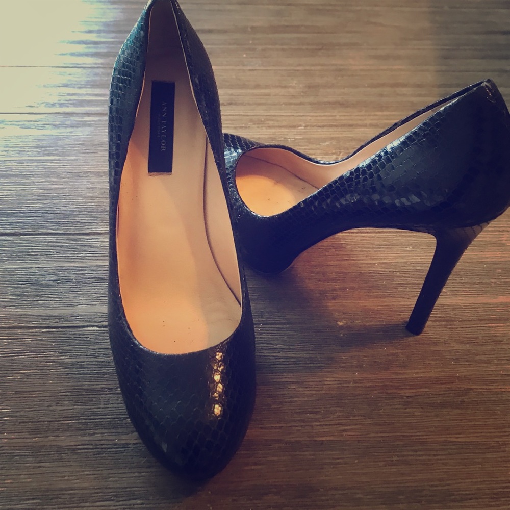 Ann Taylor snake skin heels EUC